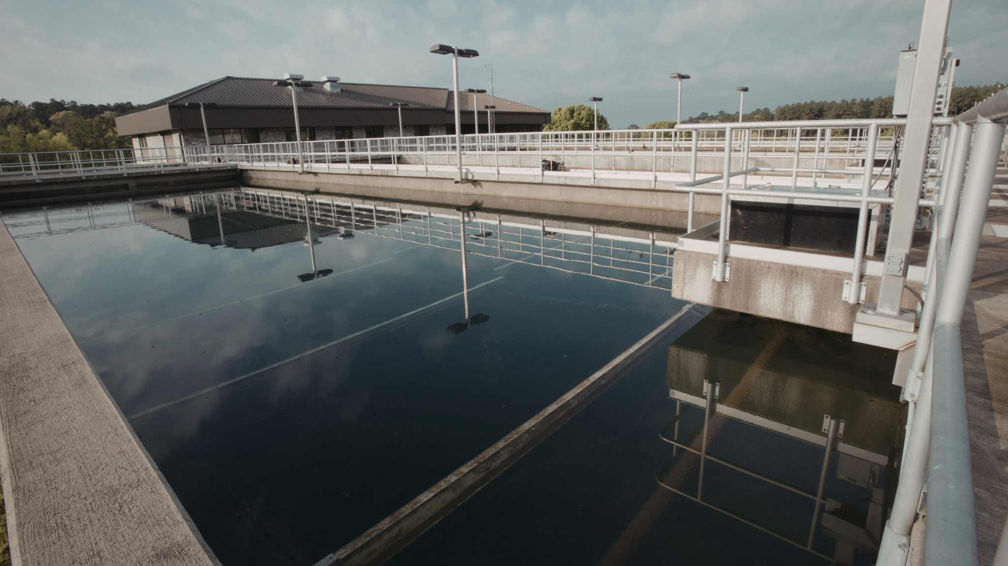 Wastewater clarifier showing clear effluent after using a polymer flocculant for wastewater treatment.